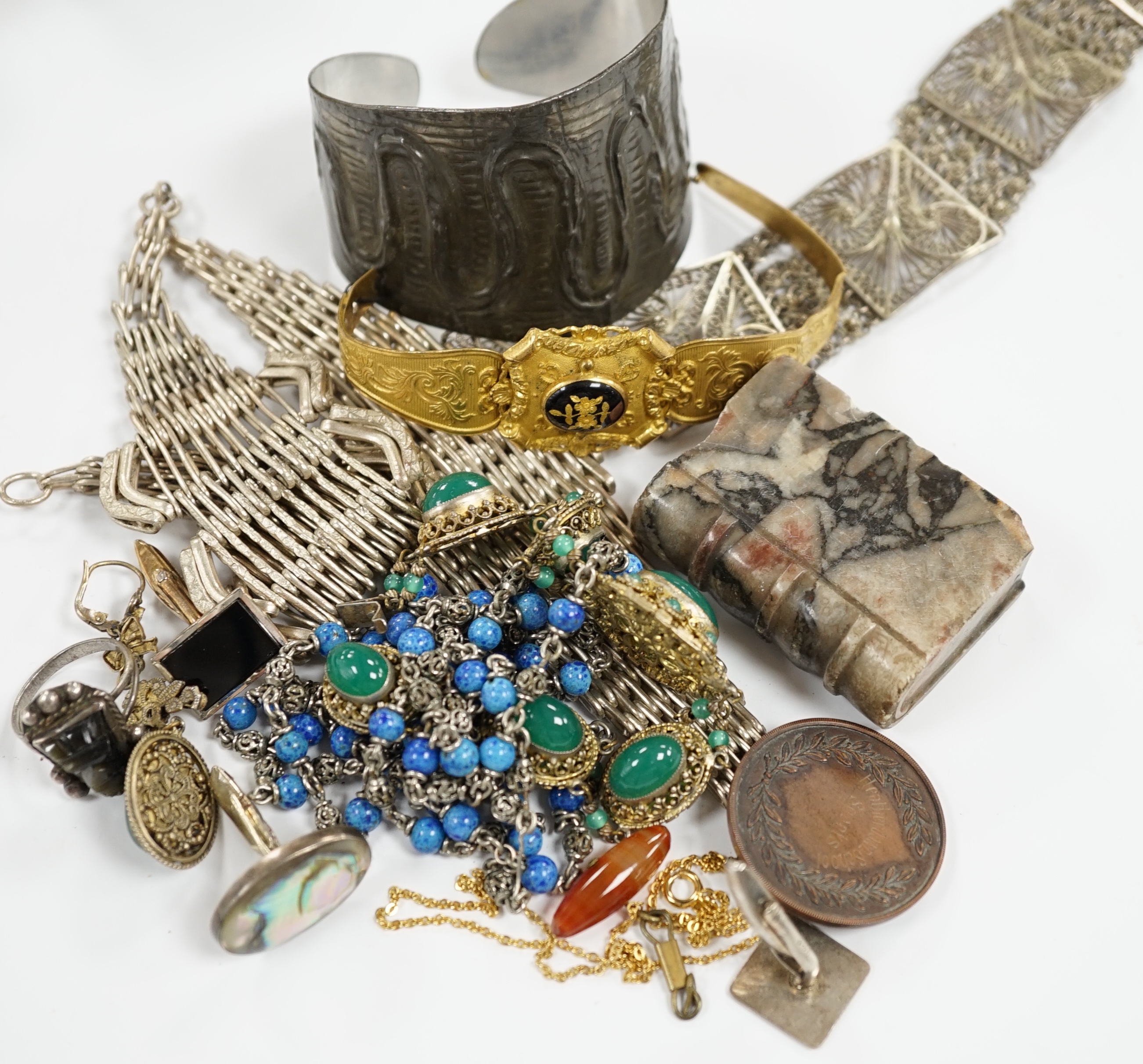 A small quantity of assorted costume jewellery, including filigree bracelet.
